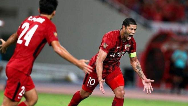 中国官网-防守硬仗，球队凭借稳固后防获胜(防守有球队员时,最重要的是防守哪些方面?)