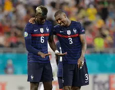 法国球队前锋连续进球，助球队取得胜利