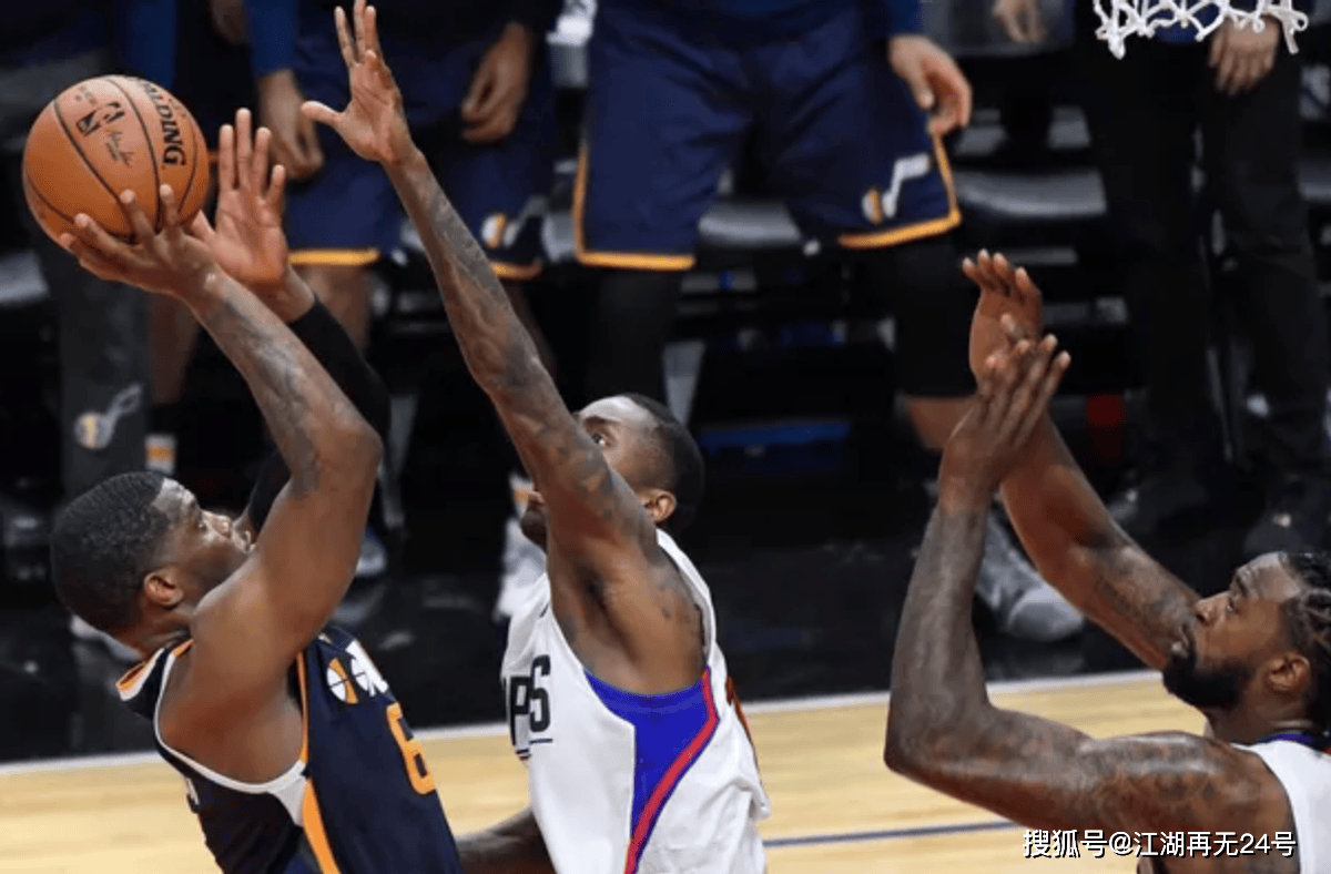 篮球比赛惊现压哨绝杀，主场球迷疯狂欢呼